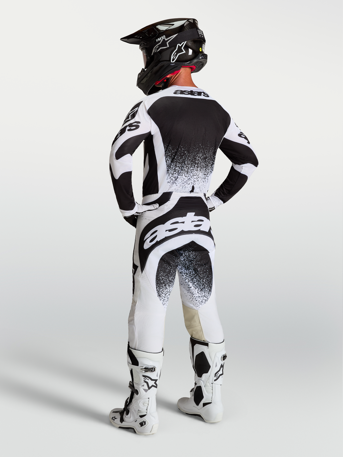 Maillot et ensemble MX Alpinestars Techstar Swan pour homme, noir et blanc, graphismes à effet éclaboussure, vue de dos.
