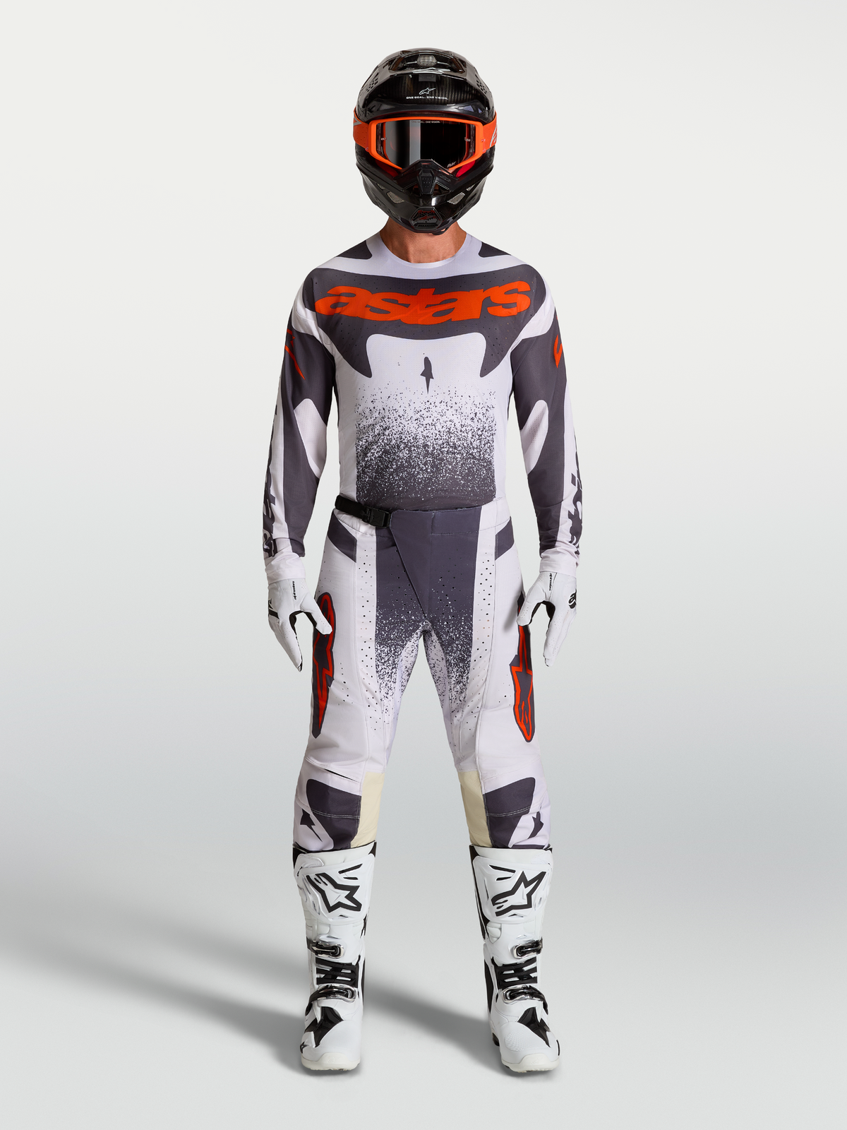 Alpinestars Techstar Swan Gear Set, ensemble de motocross gris et rouge fluo pour la conduite haute performance.