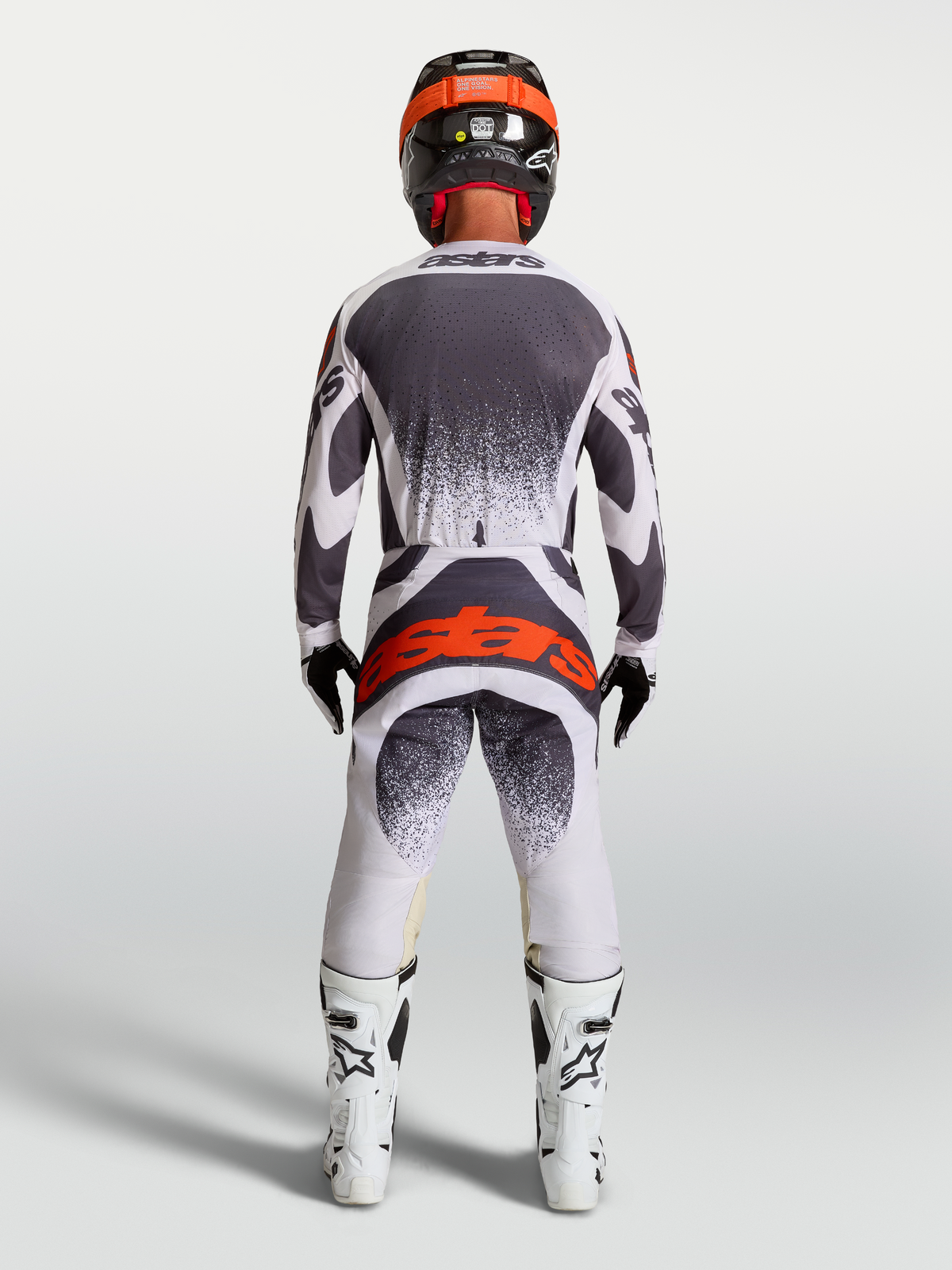 Alpinestars Maillot Techstar Swan et Techstar Swan Gear Set, tenue de motocross tout-terrain, grise et blanche avec logo rouge au dos, vue arrière sur mannequin