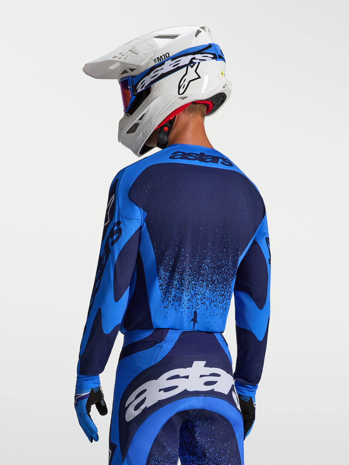 Maillot Techstar Swan d'Alpinestars, maillot de motocross pour homme bleu et bleu foncé, perforations laser, vue de dos.