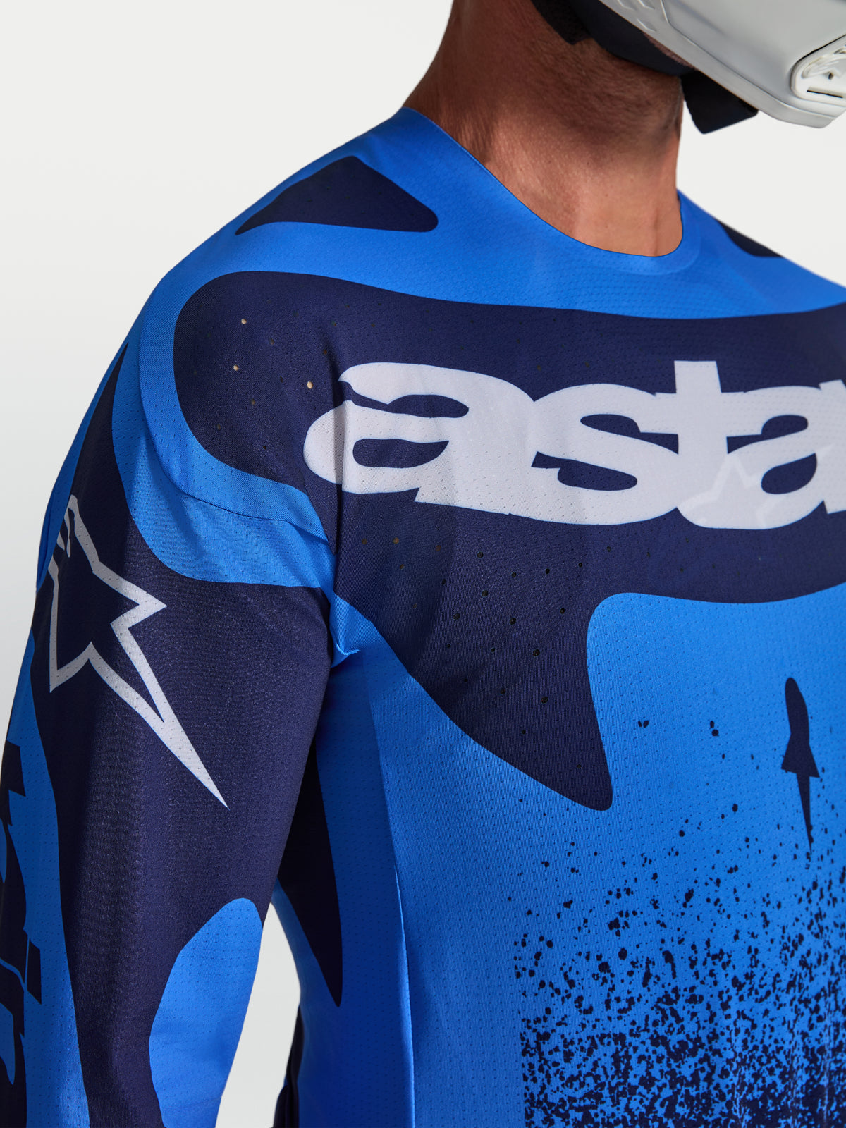 Maillot Techstar Swan d'Alpinestars, maillot de motocross pour homme, bleu et bleu foncé, avec perforations laser et logos blancs, coupe athlétique performante