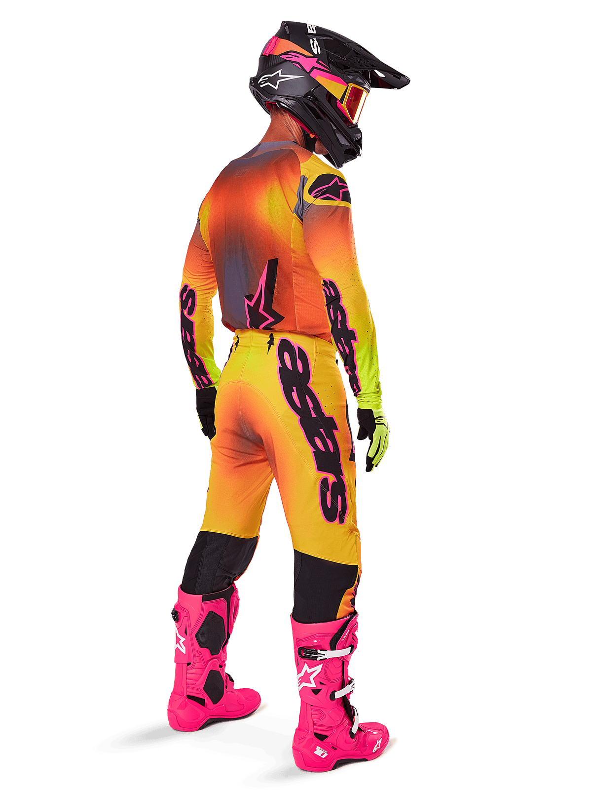 Pilote de motocross de dos portant l'ensemble d'équipement Alpinestars 2025 Supertech Lipan, maillot avec dégradé jaune et orange et accents roses, pantalon assorti, bottes rose vif et casque noir avec graphismes roses et jaunes, tenue coordonnée pour la compétition professionnelle
