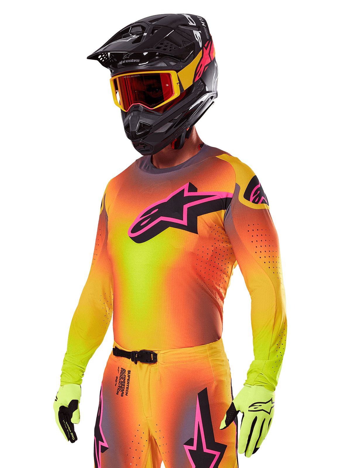Pilote de motocross portant l'ensemble d'équipement Alpinestars Supertech Lipan 2025, composé d'un maillot avec dégradé jaune et orange et logo Astars rose et noir, de gants jaune fluo et d'un casque noir avec des lunettes rouges, équipement de course tout-terrain professionnel.