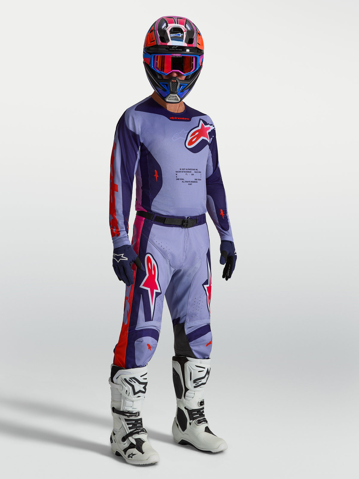 Maillot Alpinestars Racer Air Hunt, haut de motocross ventilé pour homme, mesh violet et rose, avec équipement complet.