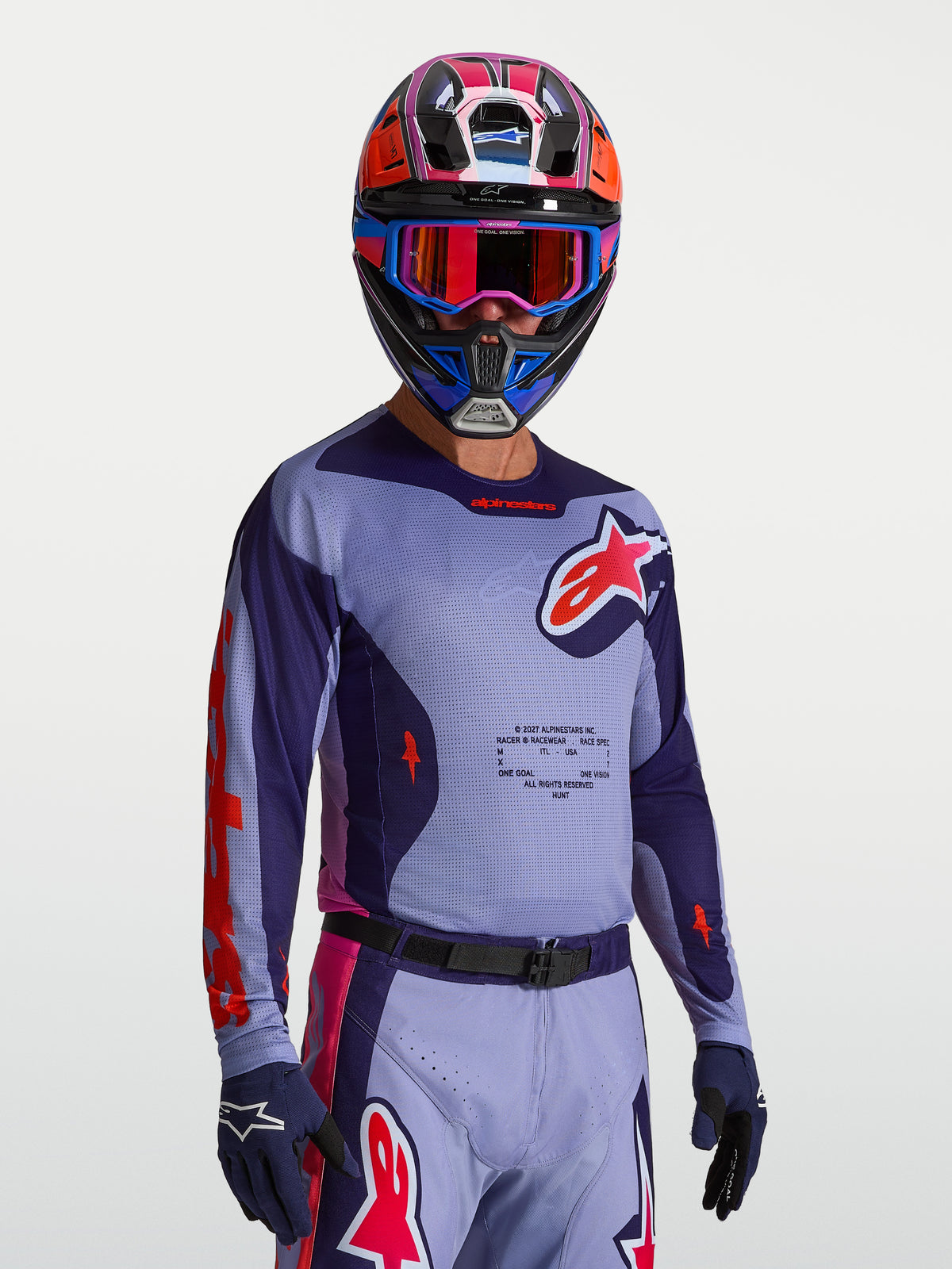 Maillot Alpinestars Racer Air Hunt, maillot de motocross pour homme, violet et rose, mesh respirant, porté par un mannequin.
