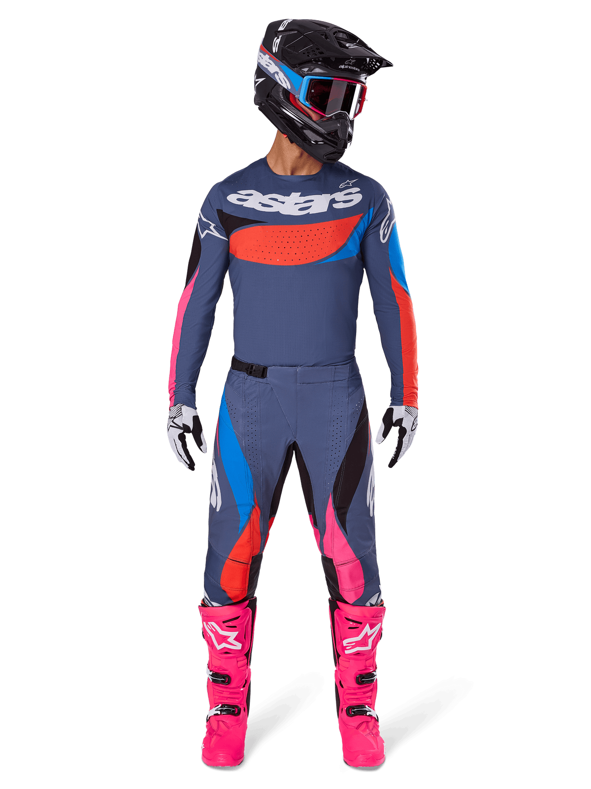 Ensemble Alpinestars 2025 Techstar Dreem, pilote de motocross portant un équipement complet, maillot et pantalon bleu-gris avec accents rose vif, orange et bleu cyan, grand logo 'astars' sur la poitrine, bottes rose vif, casque noir avec lunettes, tenue coordonnée pour motocross professionnel