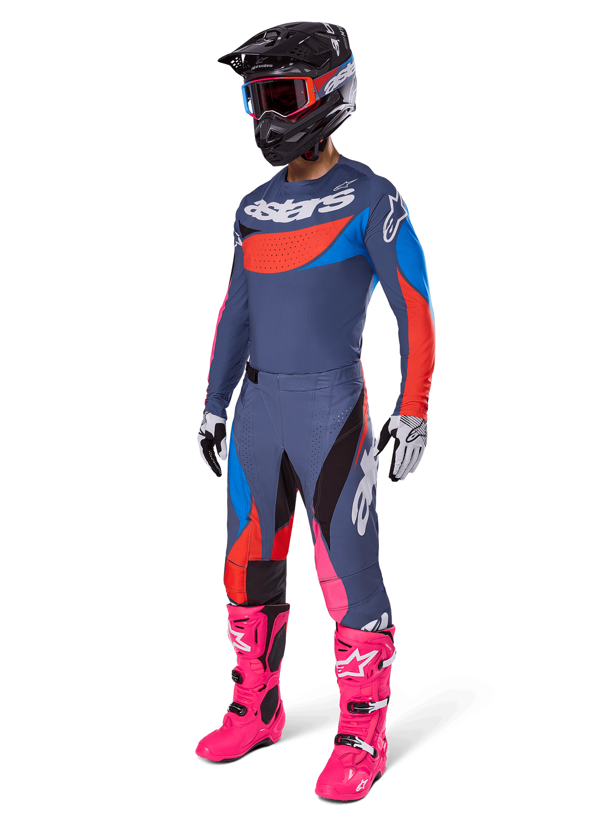 Ensemble de motocross Alpinestars 2025 Techstar Dreem, tenue de course tout-terrain complète comprenant un maillot gris et bleu avec des accents rouges, un pantalon assorti avec des touches de rose, un casque noir, des bottes rose vif et des gants blancs et noirs