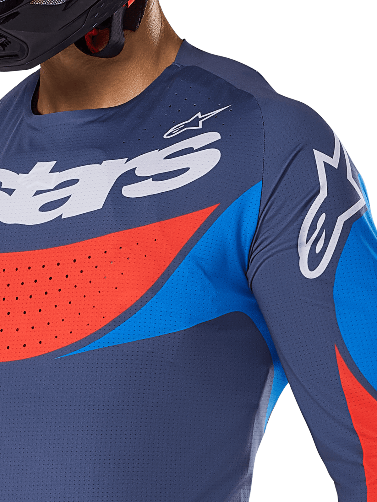 Gros plan sur le maillot Alpinestars Techstar Dreem 2025, bleu marine avec accents bleu vif et orange, logo Alpinestars blanc sur la poitrine et l'épaule, avec perforations découpées au laser pour la ventilation