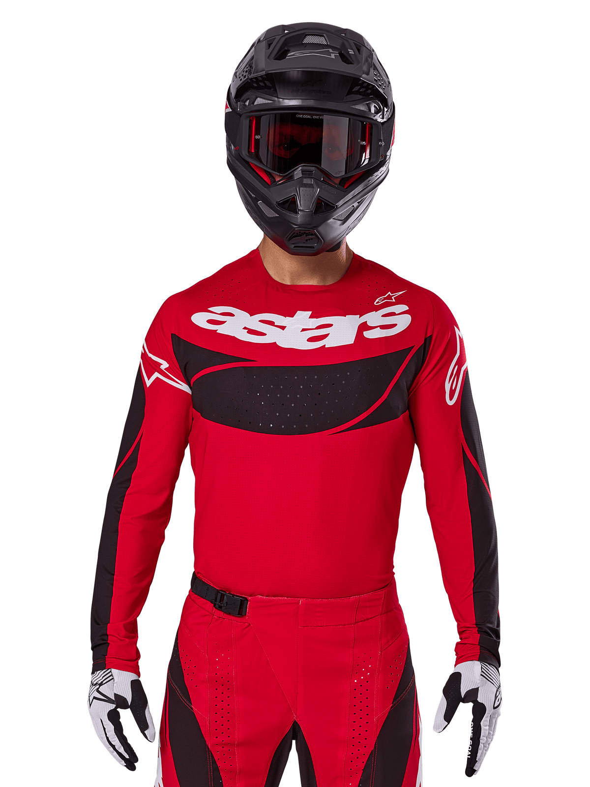 Alpinestars 2025 Techstar Dreem Jersey, équipement de motocross, rouge vif et noir, avec logo 'astars' blanc et empiècement de poitrine ventilé noir, porté avec pantalon assorti, casque noir et gants blancs et noirs, conçu pour la course tout-terrain professionnelle