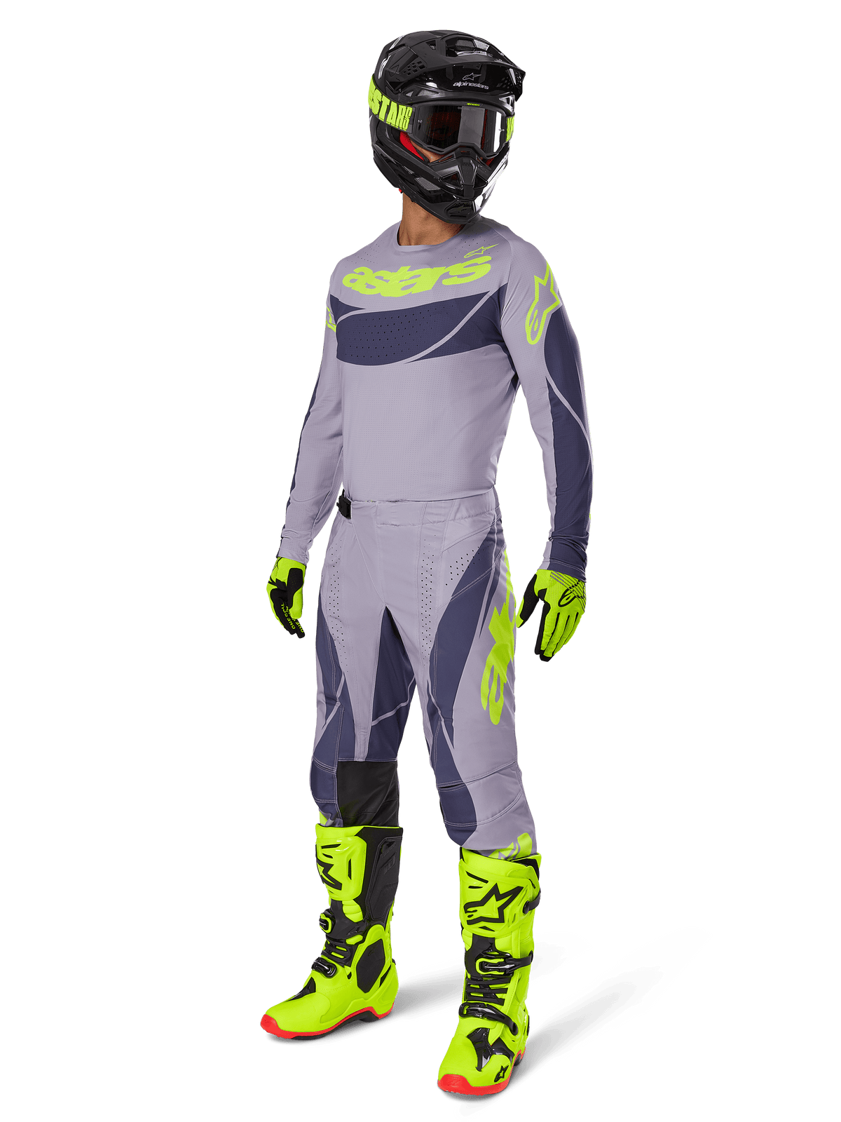 Pilote de motocross portant le maillot Techstar Dreem 2025 en gris et gris foncé avec des accents jaune fluo, tenue de course complète incluant un pantalon gris assorti, des bottes et des gants jaune fluo et un casque noir, équipement de performance tout-terrain coordonné