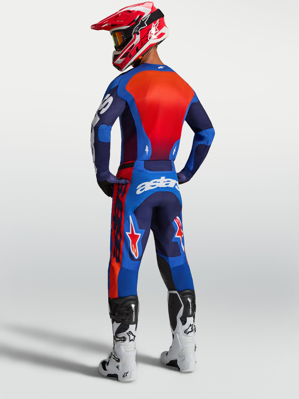 Alpinestars Maillot Racer Hunt, maillot de motocross pour homme, bleu et rouge, poly-tissu respirant, vue de dos sur un pilote