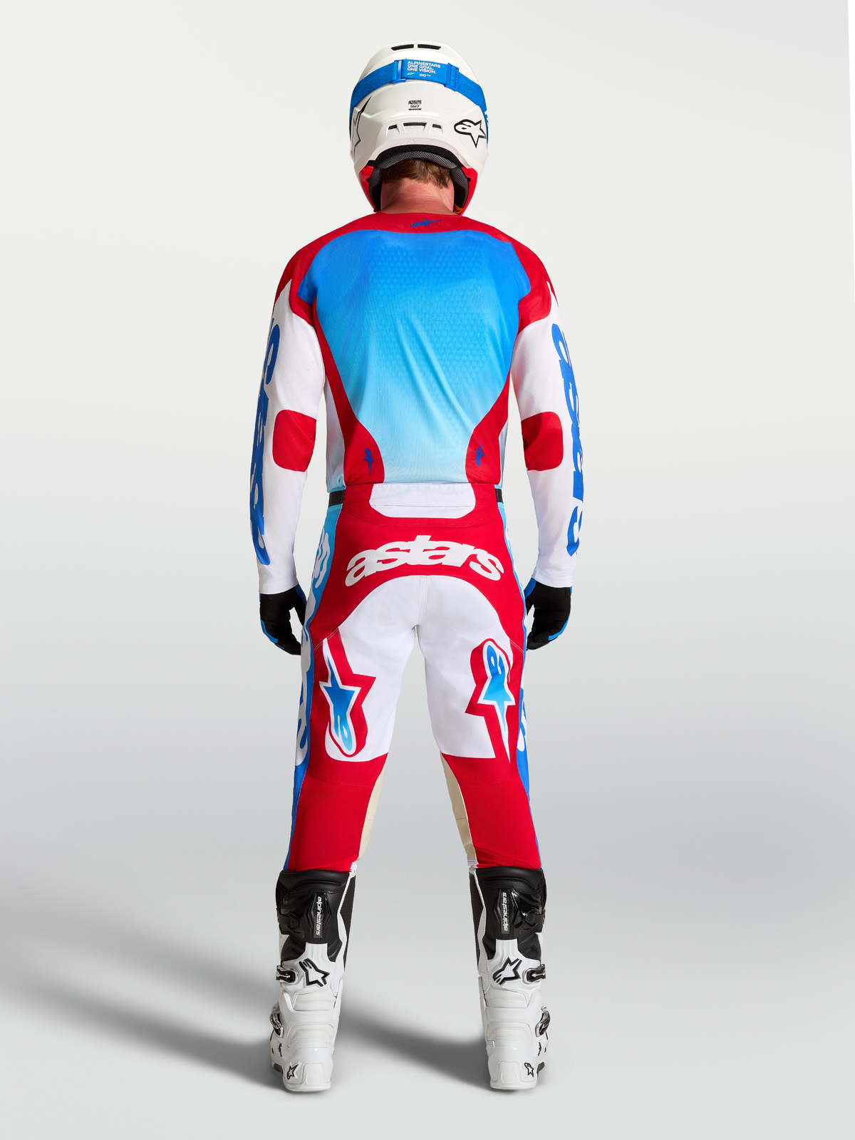 Maillot Racer Hunt Alpinestars, maillot de motocross homme, rouge, blanc et bleu, poly-tissu respirant, sur mannequin.