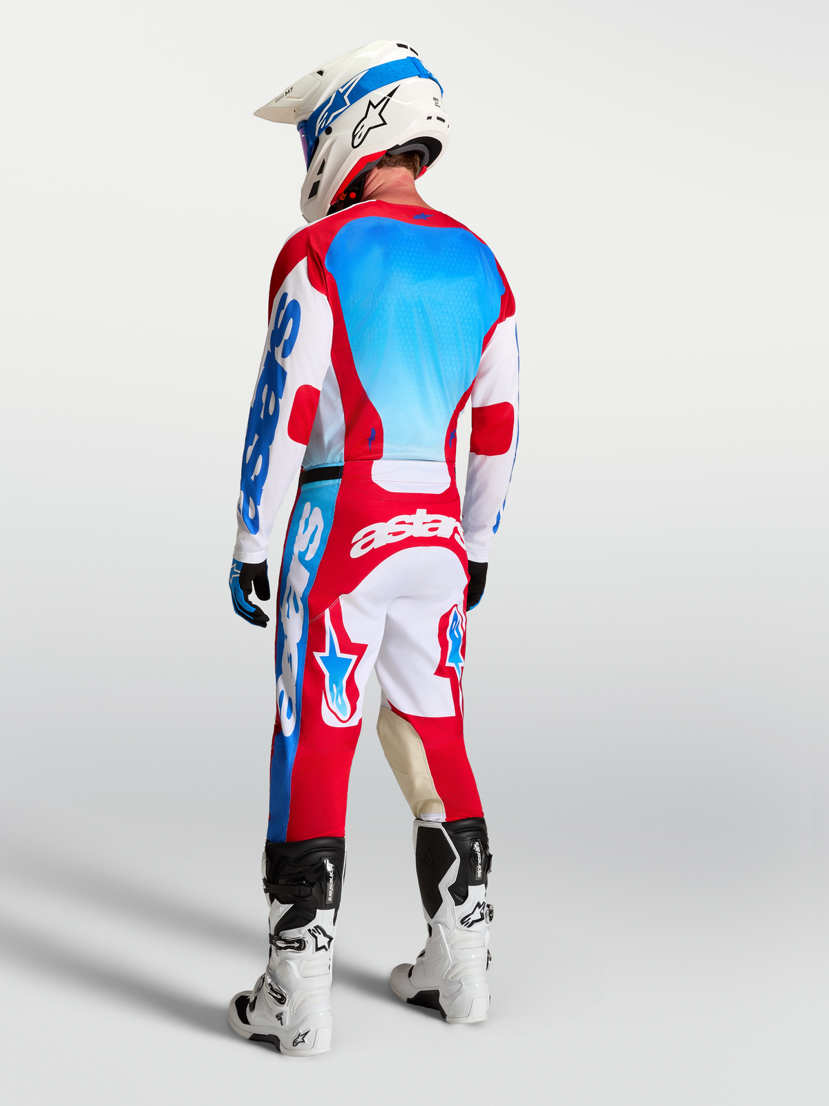 Alpinestars maillot Racer Hunt et pantalon, tenue de motocross pour homme, rouge, blanc et bleu, matière technique respirante, vue de dos.