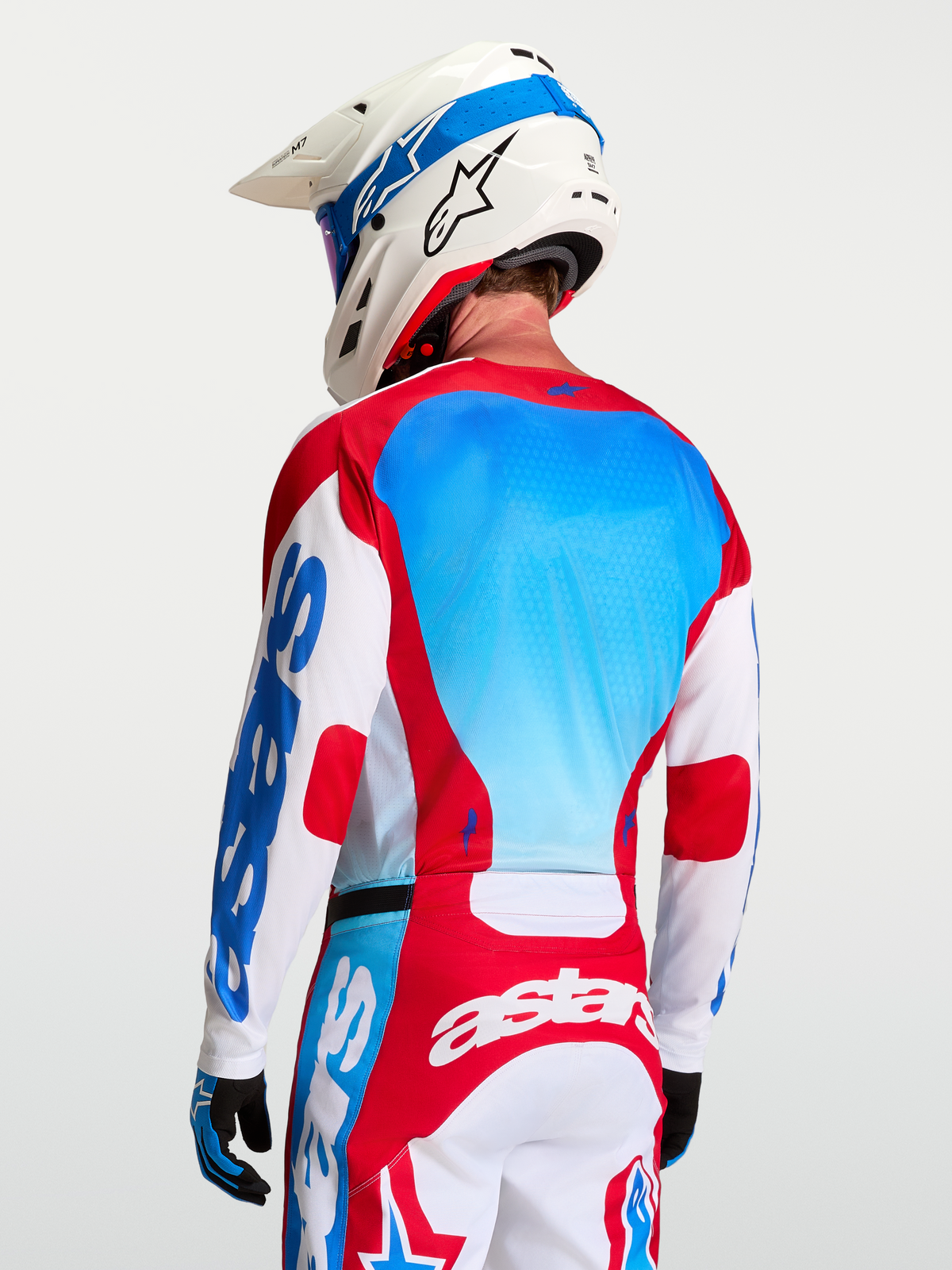 Maillot Racer Hunt Alpinestars blanc, rouge et bleu, avec panneaux arrière en maille et coupe de course, vue de dos.