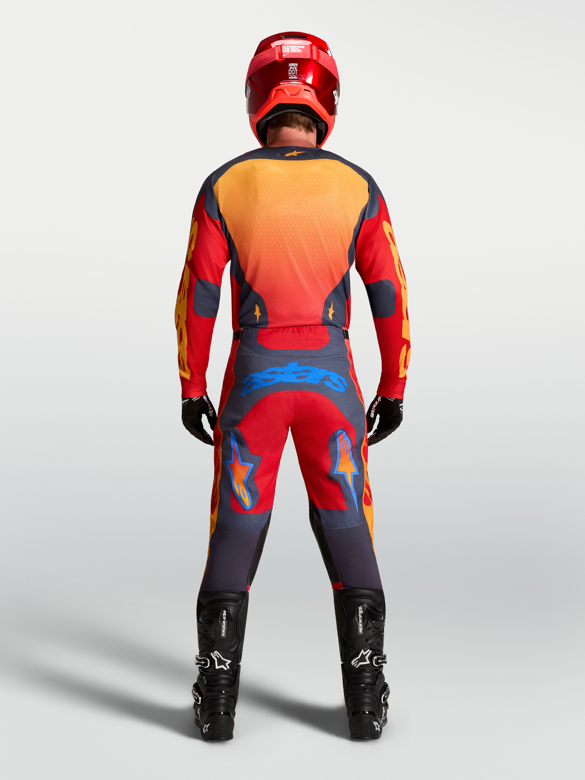 Maillot Alpinestars Racer Hunt, maillot de motocross homme, rouge et gris, évacuant l'humidité, vue de dos sur le pilote.