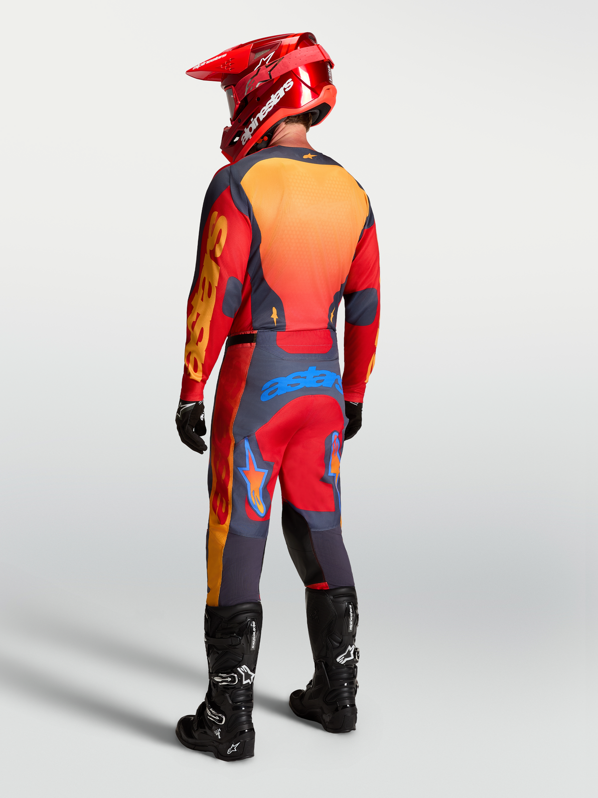 Alpinestars maillot Racer Hunt, maillot de motocross pour homme, rouge et gris, vue de dos montrant la coupe de course et les panneaux ventilés