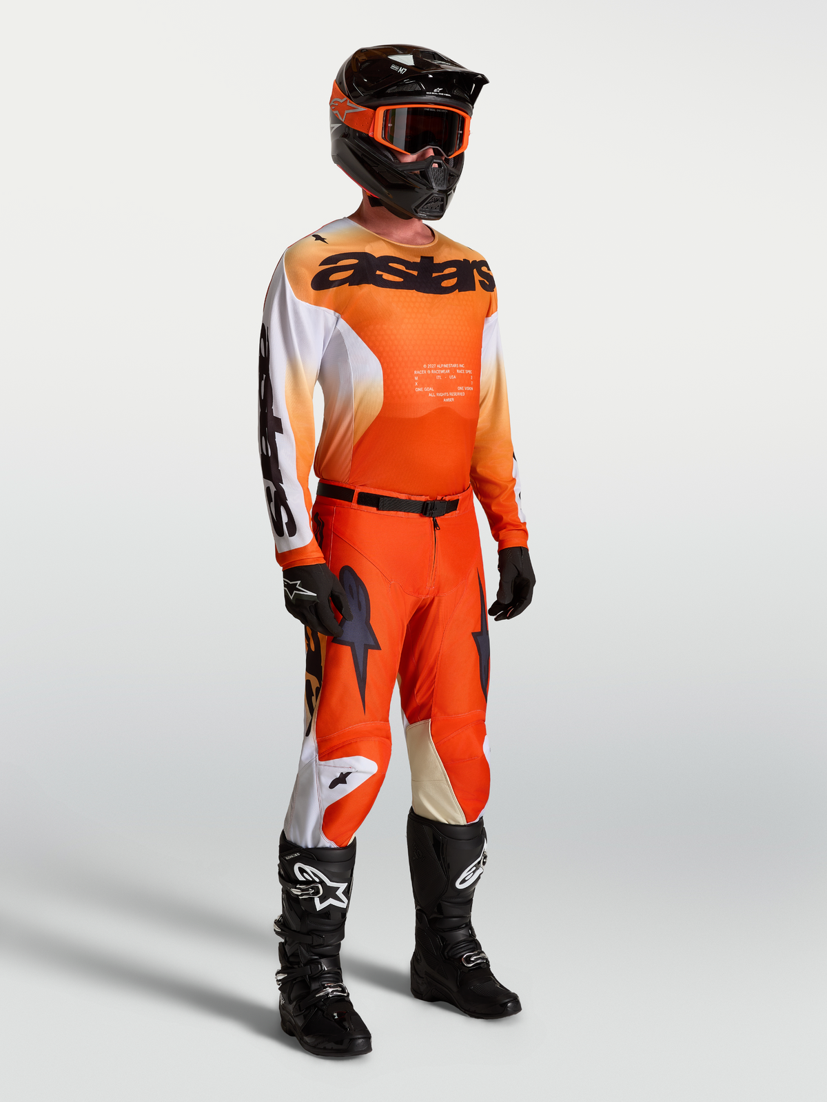 Maillot Alpinestars Racer Amber, maillot de motocross pour homme ambre et noir, en poly-tissu léger, tenue complète sur mannequin.