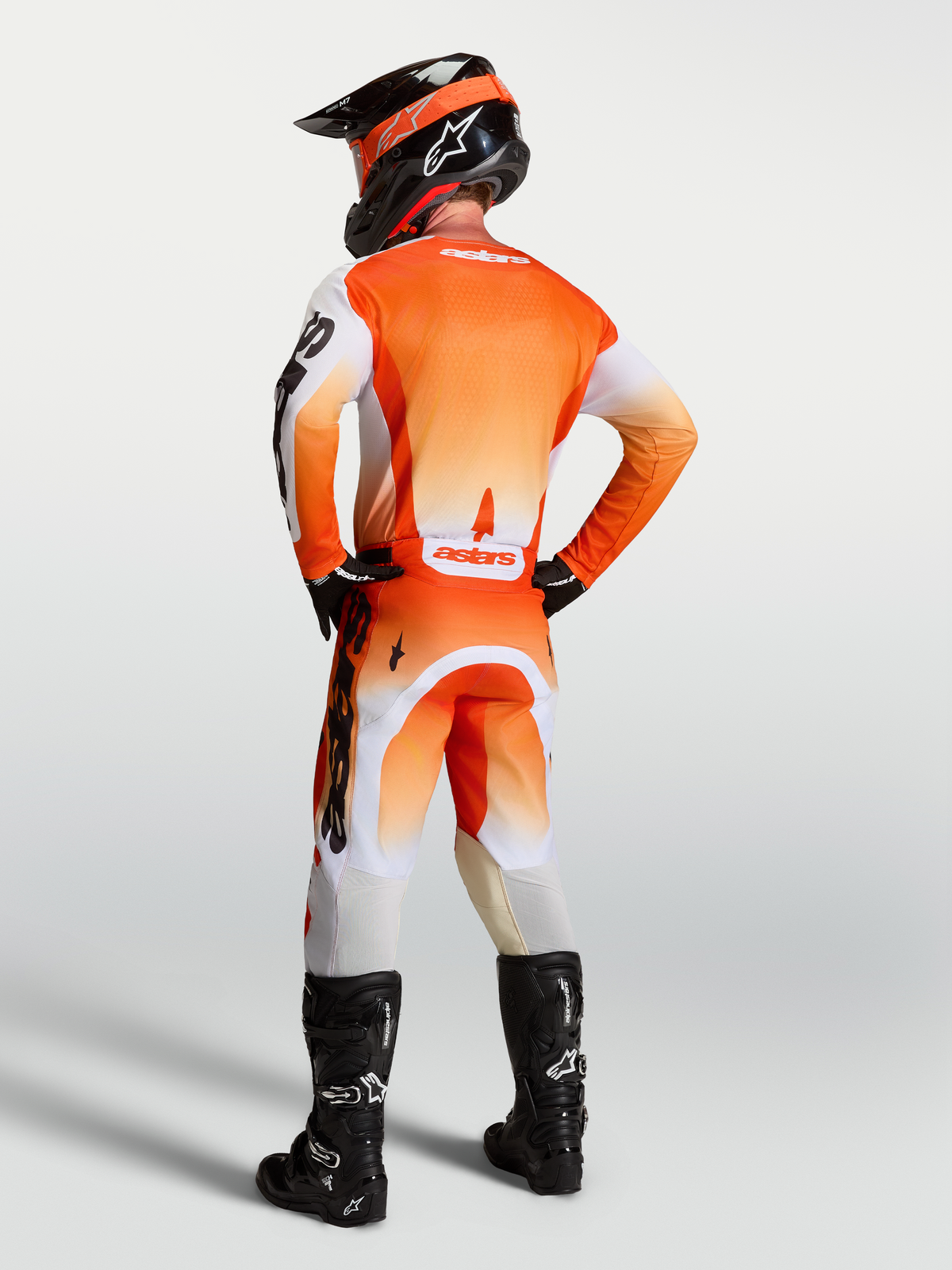 Maillot Racer Amber Alpinestars, maillot de motocross pour homme, orange et blanc, poly-tissu technique évacuant l'humidité, vue de dos montrant la coupe de course