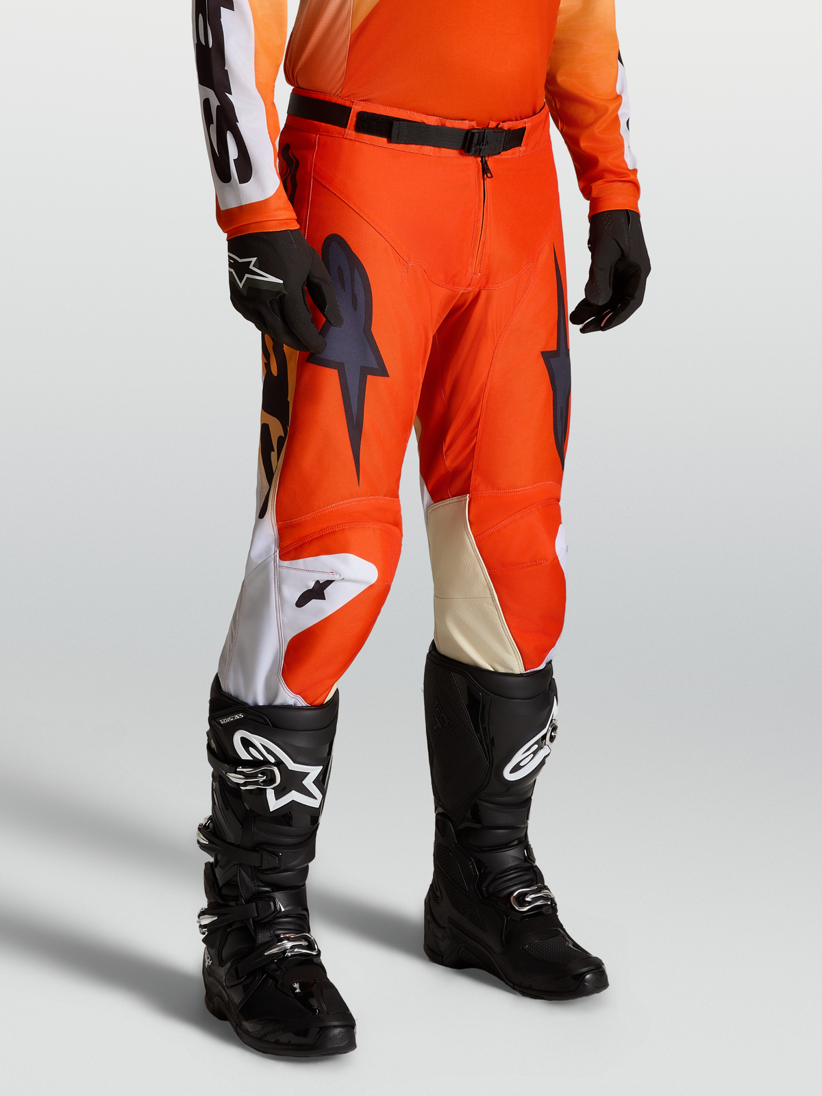 Alpinestars Pantalon Racer Amber, pantalon de motocross pour homme, rouge cardinal et noir, coupe racing en poly-tissu 600D, porté avec maillot et bottes Tech Series, équipement tout-terrain haute performance