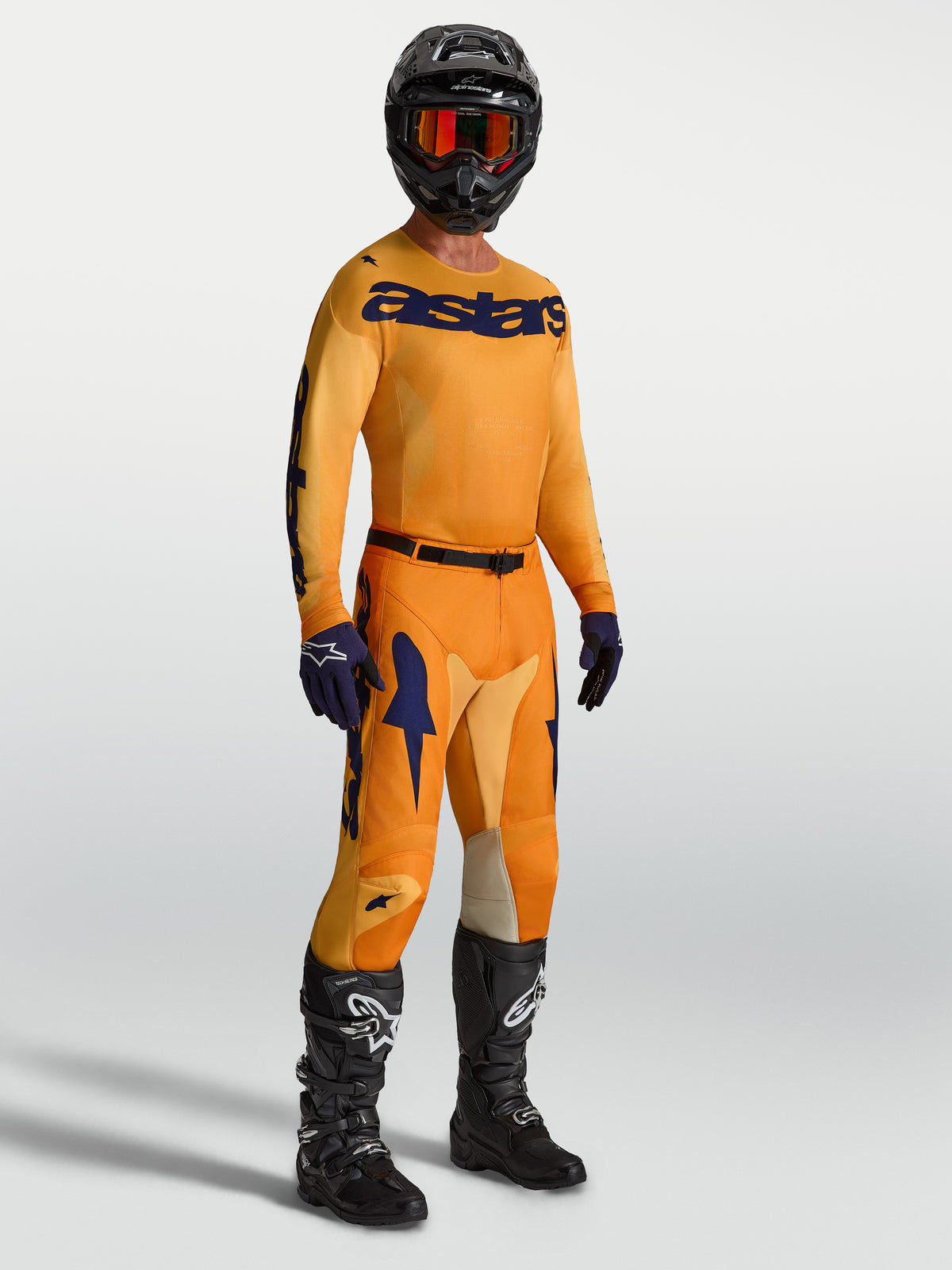 Alpinestars Racer Amber 2027, ensemble de motocross pour homme, orange et bleu foncé, maillot performant avec pantalon assorti.