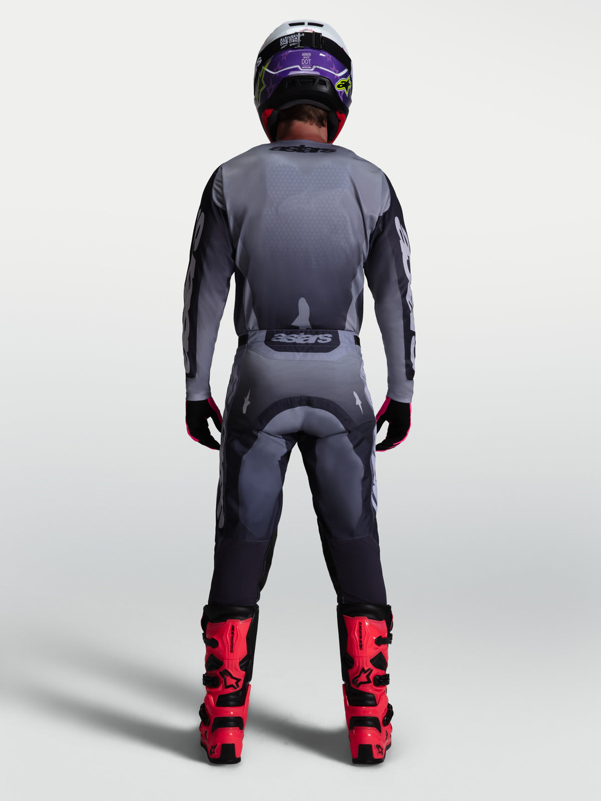 Ensemble Alpinestars Racer Amber 2027, maillot et pantalon de motocross pour homme, gris et lilas, vue de dos sur mannequin.