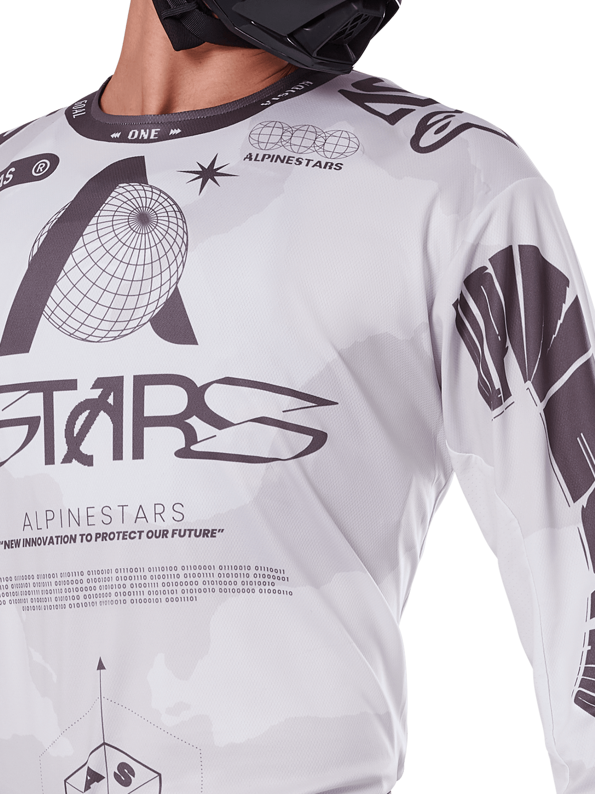 Gros plan sur le maillot Alpinestars Racer Hollow 2025, blanc et gris, avec des imprimés graphiques noirs comprenant un logo globe et du code binaire, vêtement technique de motocross pour la conduite tout-terrain