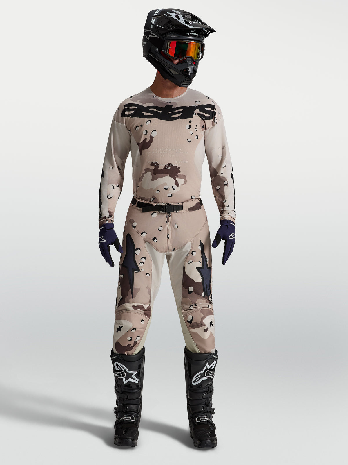 Alpinestars Racer Lone 2027, maillot et ensemble de motocross camouflage désert et noir, coupe performance pré-courbée.