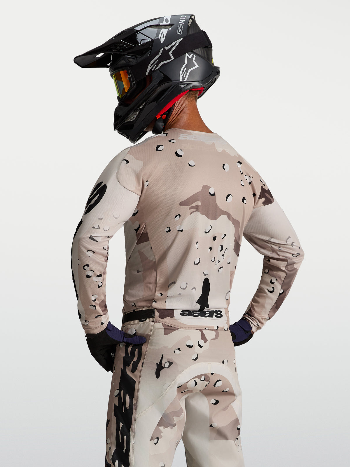 Maillot Alpinestars Racer Lone, maillot de motocross pour homme, camouflage désert et noir, vue de dos, coupe de course