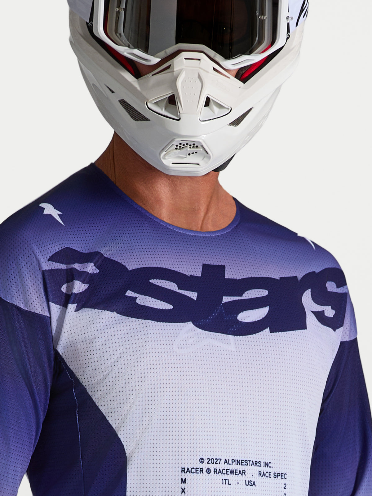 Maillot Alpinestars Racer Air Amber, maillot de motocross pour homme, bleu et blanc, en maille respirante avec logo Astars, porté avec un casque