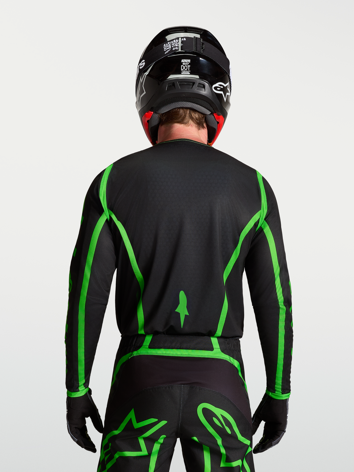 Alpinestars maillot Fluid Apex V2, maillot de motocross noir et vert fluorescent, vue de dos sur mannequin, coupe rallongée