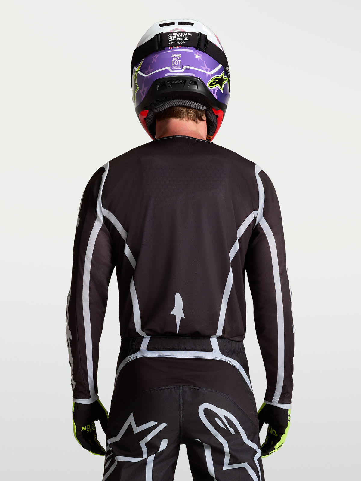 Alpinestars Maillot Fluid Apex V2, maillot de motocross pour homme, noir et argenté, vue de dos sur mannequin avec une coupe athlétique ergonomique, conçu pour la performance en tout-terrain