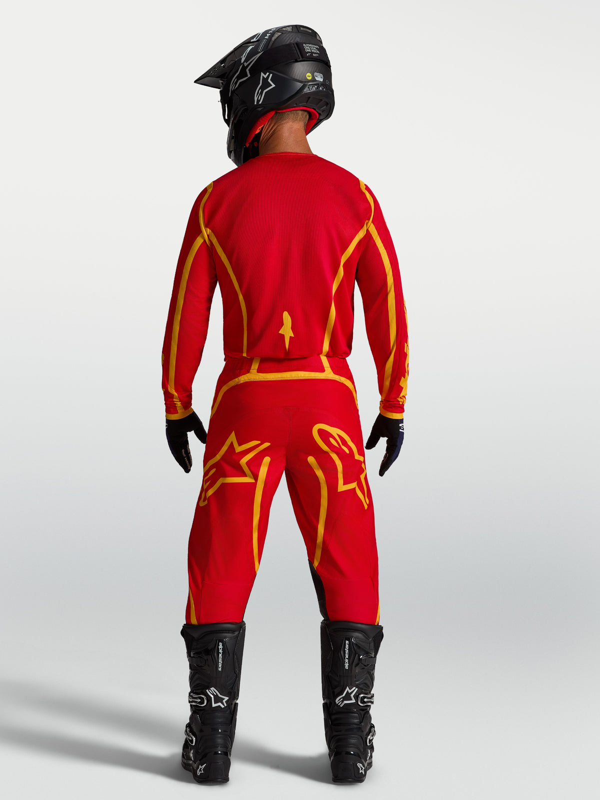 Alpinestars Fluid Apex V2, maillot de motocross pour homme, rouge et doré, textile respirant, vue de dos avec équipement.