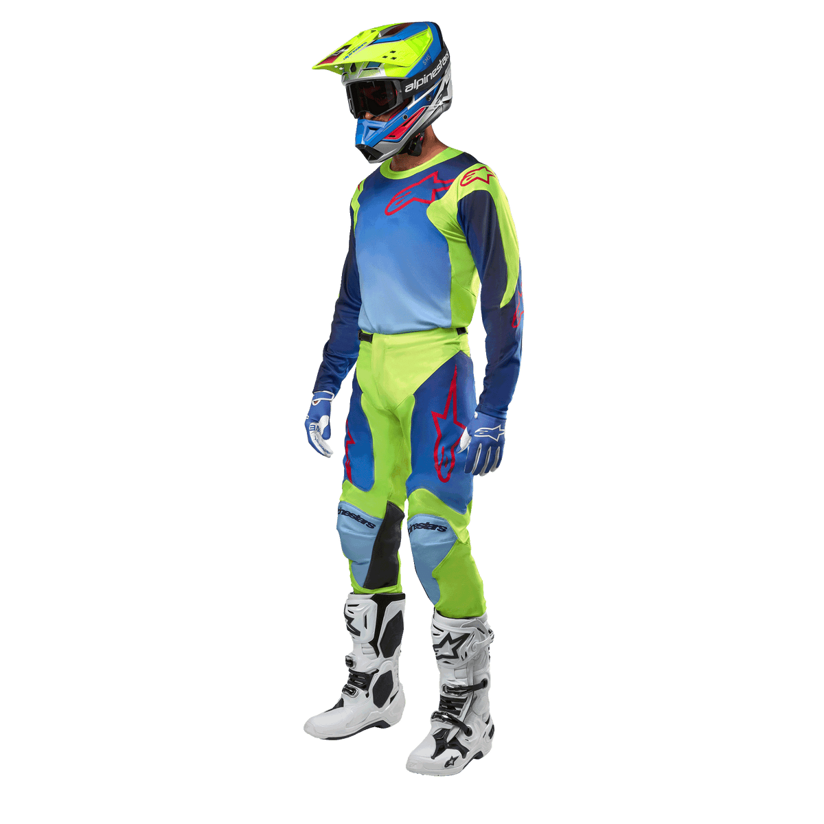 Alpinestars Maillot Racer Hoen 2024, maillot de motocross, jaune fluo et bleu Night Navy, porté par un pilote avec pantalon, casque assortis et bottes blanches, équipement de course professionnel pour le tout-terrain