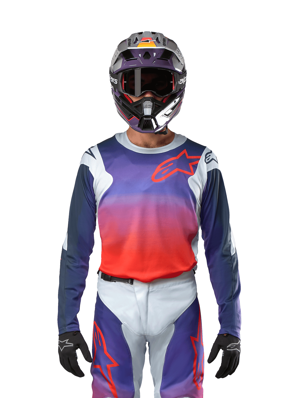Maillot Alpinestars 2024 Racer Hoen en gris clair, orange vif et noir, maillot de motocross porté par un pilote avec un équipement assorti, présentant un dégradé de couleurs éclatantes et le logo étoile Alpinestars sur la poitrine, conçu pour la performance tout-terrain.