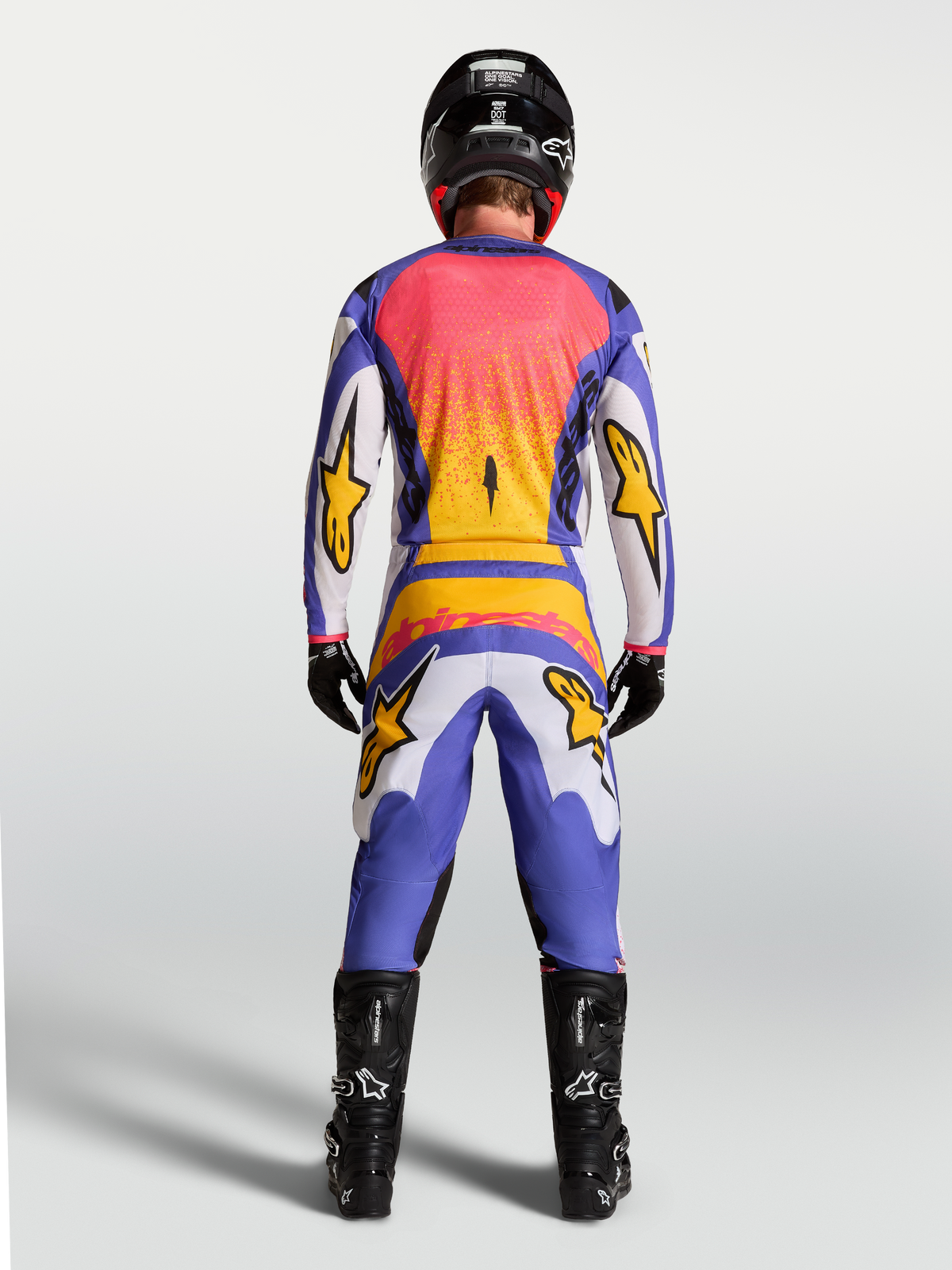 Maillot Alpinestars Fluid Drag, maillot de motocross pour homme, bleu et lilas avec détails dorés, vue de dos sur mannequin