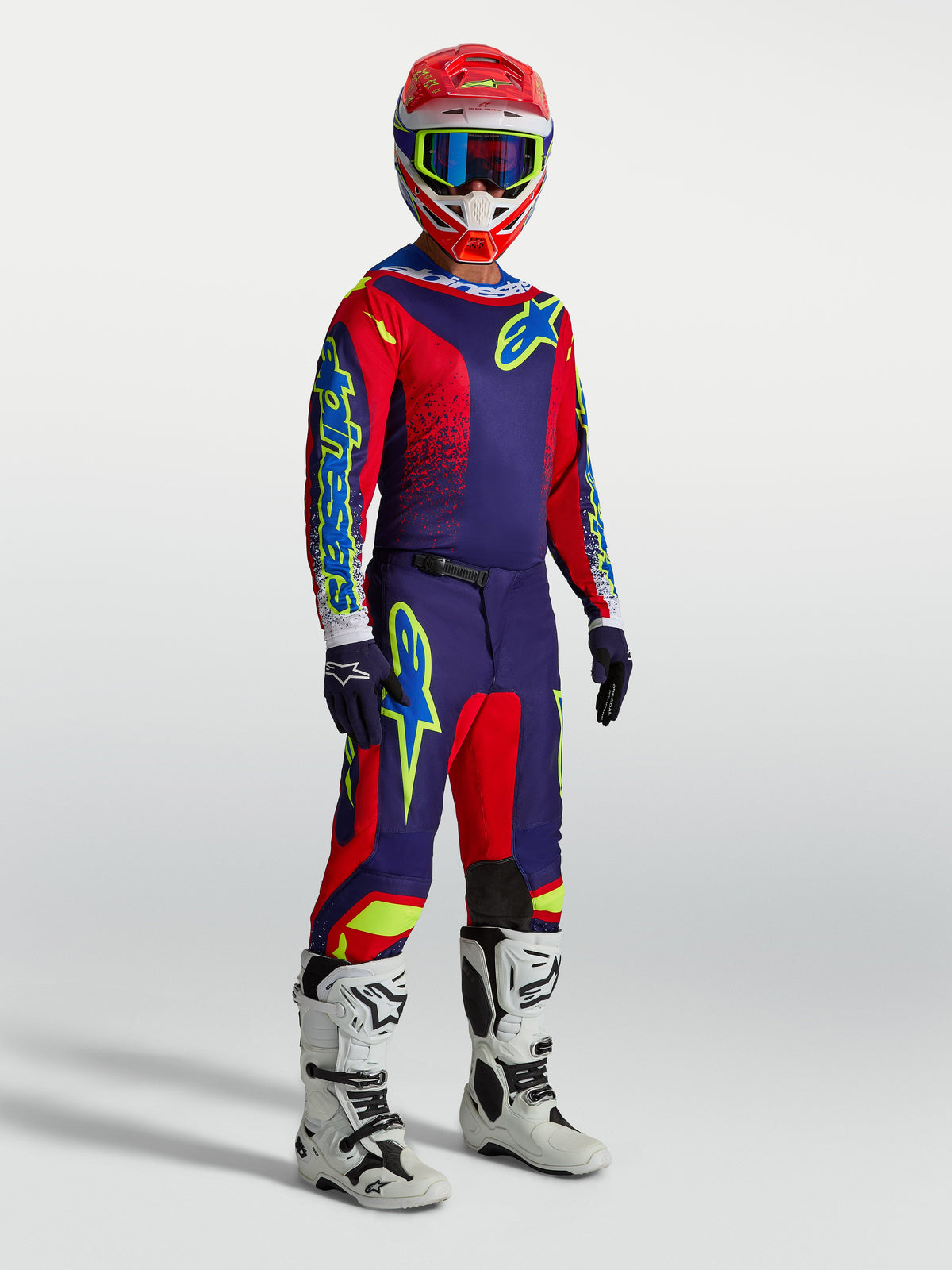 Alpinestars maillot Fluid Drag, maillot de motocross pour homme, bleu marine et rouge, haut technique respirant, porté avec équipement complet et bottes blanches