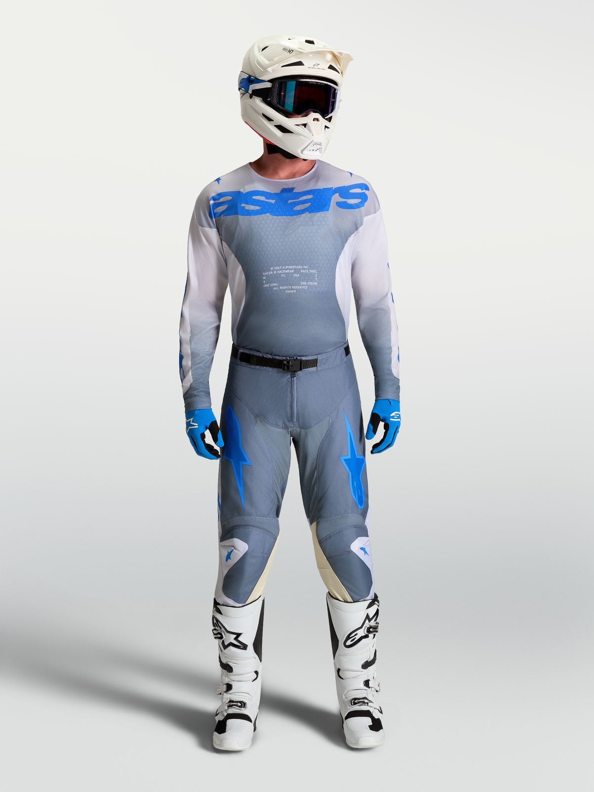 Pantalon et maillot Alpinestars Racer Amber, équipement de motocross pour homme, gris cendré et bleu UCLA, avec bottes et casque blancs, protection tout-terrain