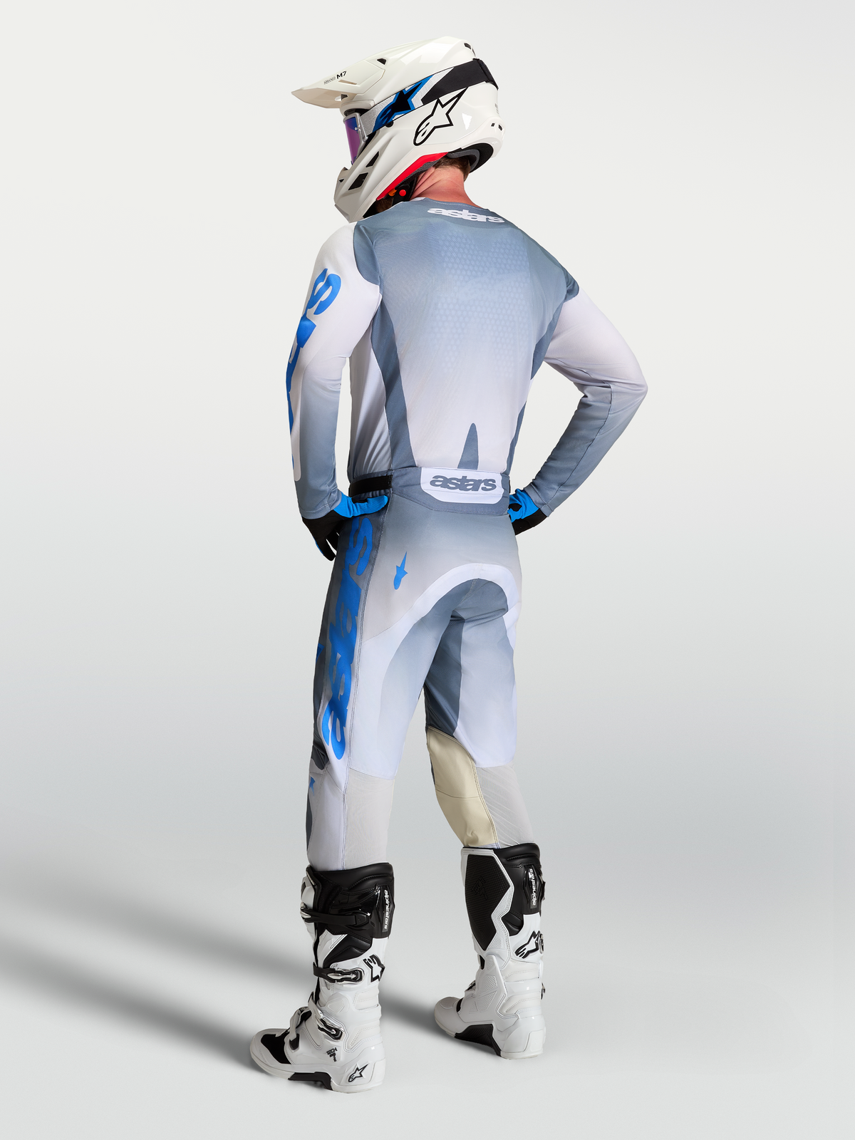 Alpinestars maillot Racer Amber, maillot de motocross pour homme, gris et bleu, vue de dos montrant la coupe ergonomique