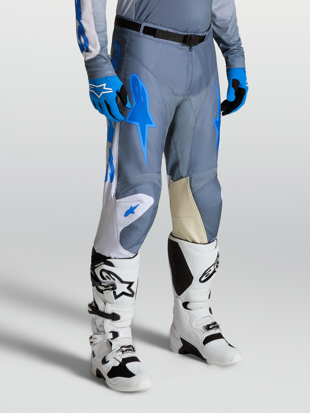Alpinestars Pantalon Racer Amber, pantalon de motocross gris et bleu, pour homme, panneaux en cuir de chèvre aux genoux et bottes Techstar blanches
