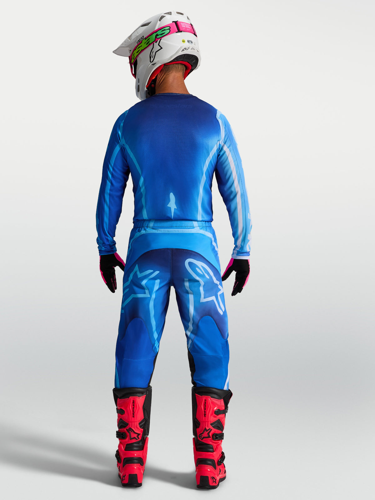 Maillot Alpinestars Fluid Kepler bleu, équipement de motocross pour homme en textile respirant, vue de dos sur mannequin.