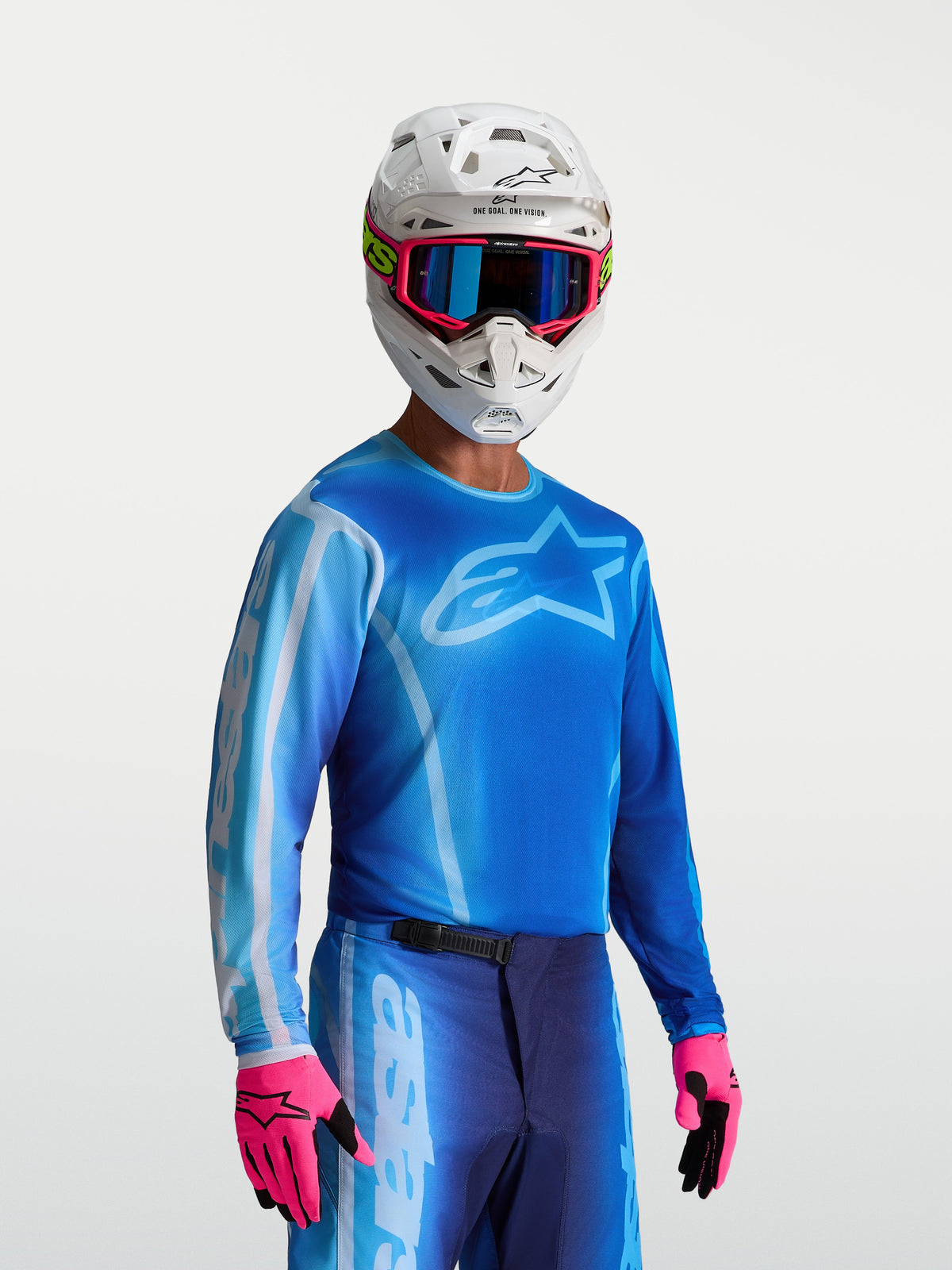 Alpinestars Maillot Fluid Kepler, maillot de motocross bleu pour homme, porté par un pilote, en tissu respirant.