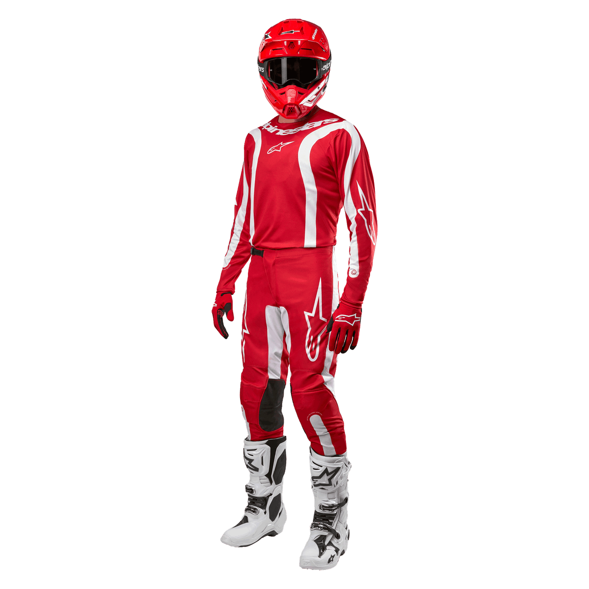 Pilote de motocross portant une tenue de course complète, maillot Alpinestars 2024 Fluid Lurv en Mars Red et blanc, pantalon rouge assorti avec des accents blancs, casque rouge, gants rouges et bottes blanches et noires, tenue coordonnée pour la course tout-terrain