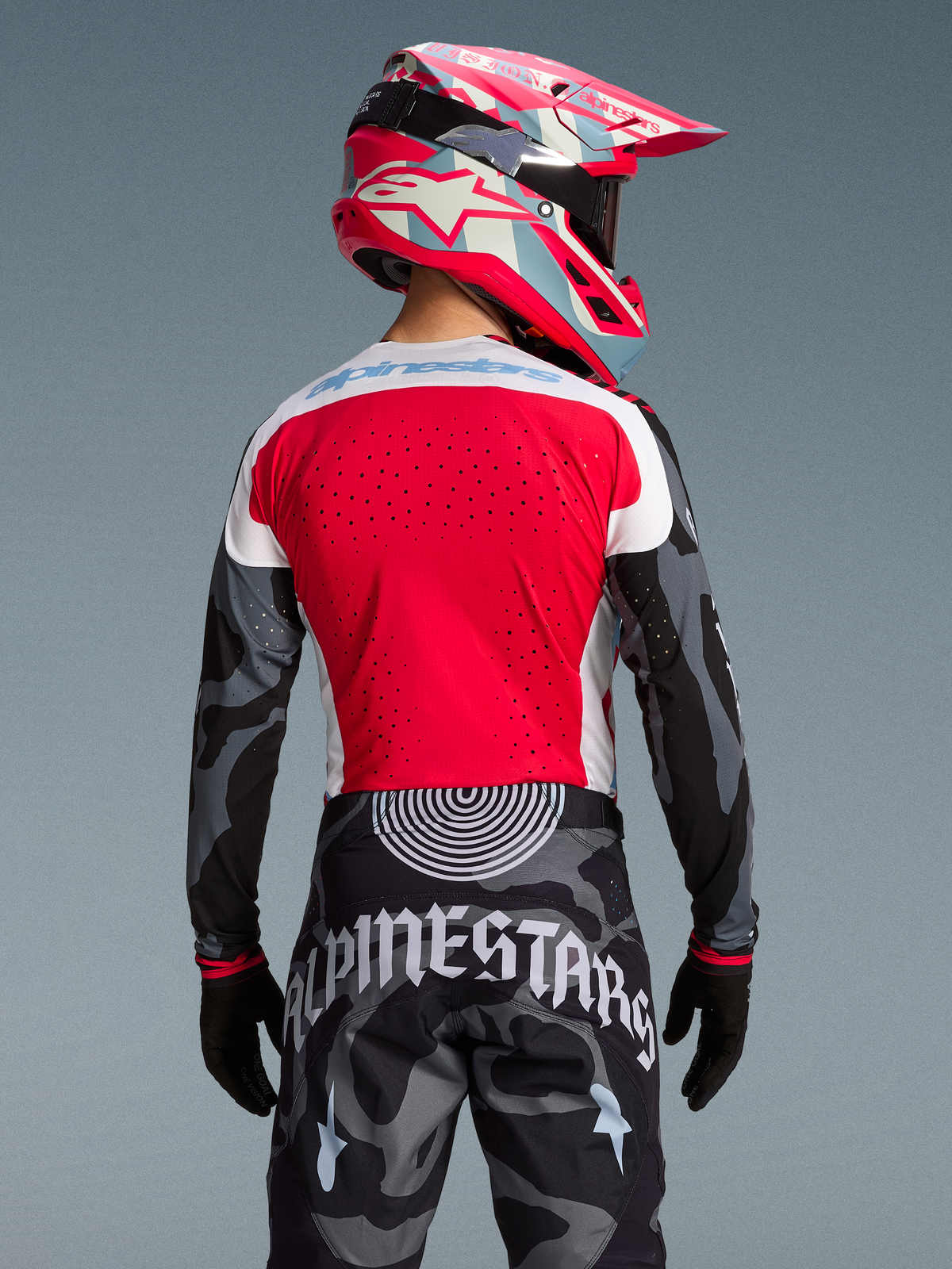 Maillot Techstar Beast Coast Édition Limitée de dos, avec panneau rouge perforé, manches camouflage et casque assorti.