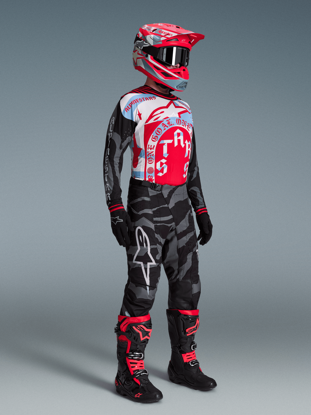 Maillot Techstar Beast Coast Édition Limitée, tenue motocross tricolore avec pantalon camouflage et bottes noires et rouges.