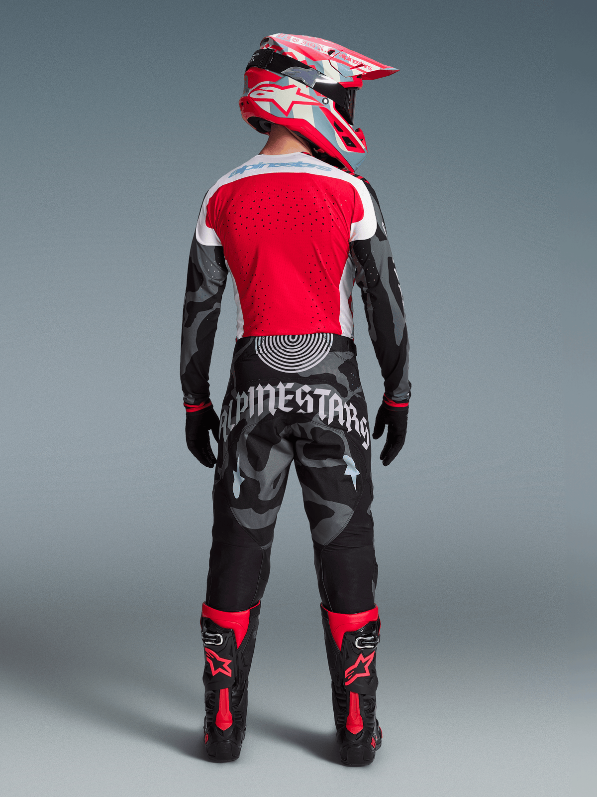 Tenue Techstar Beast Coast Édition Limitée, maillot rouge et pantalon noir camouflage vus de dos.
