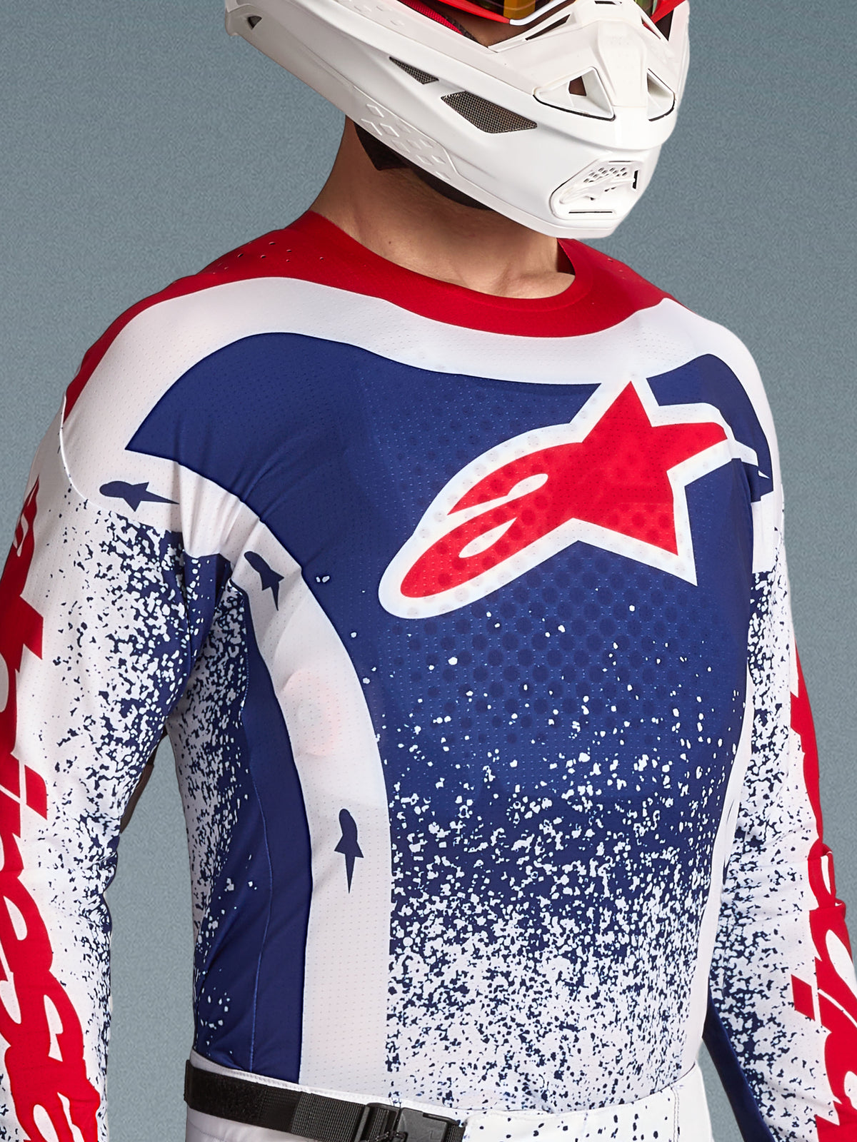 Alpinestars Techstar Unity Jersey édition limitée, maillot de motocross homme, rouge, blanc et bleu, coupe race ventilée.