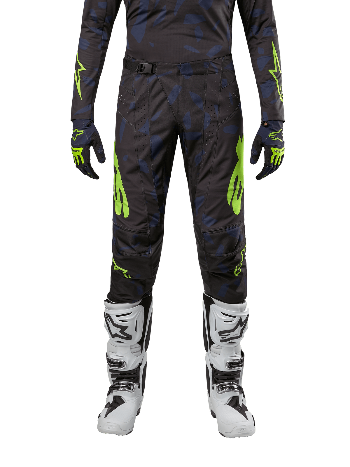 Alpinestars Techstar Rantera Pants 2024, pantalon de motocross, noir, bleu marine et jaune fluo, porté avec un maillot à manches longues, des gants assortis et des bottes de motocross blanches, avec des accents jaune fluo vifs et un motif sombre abstrait.