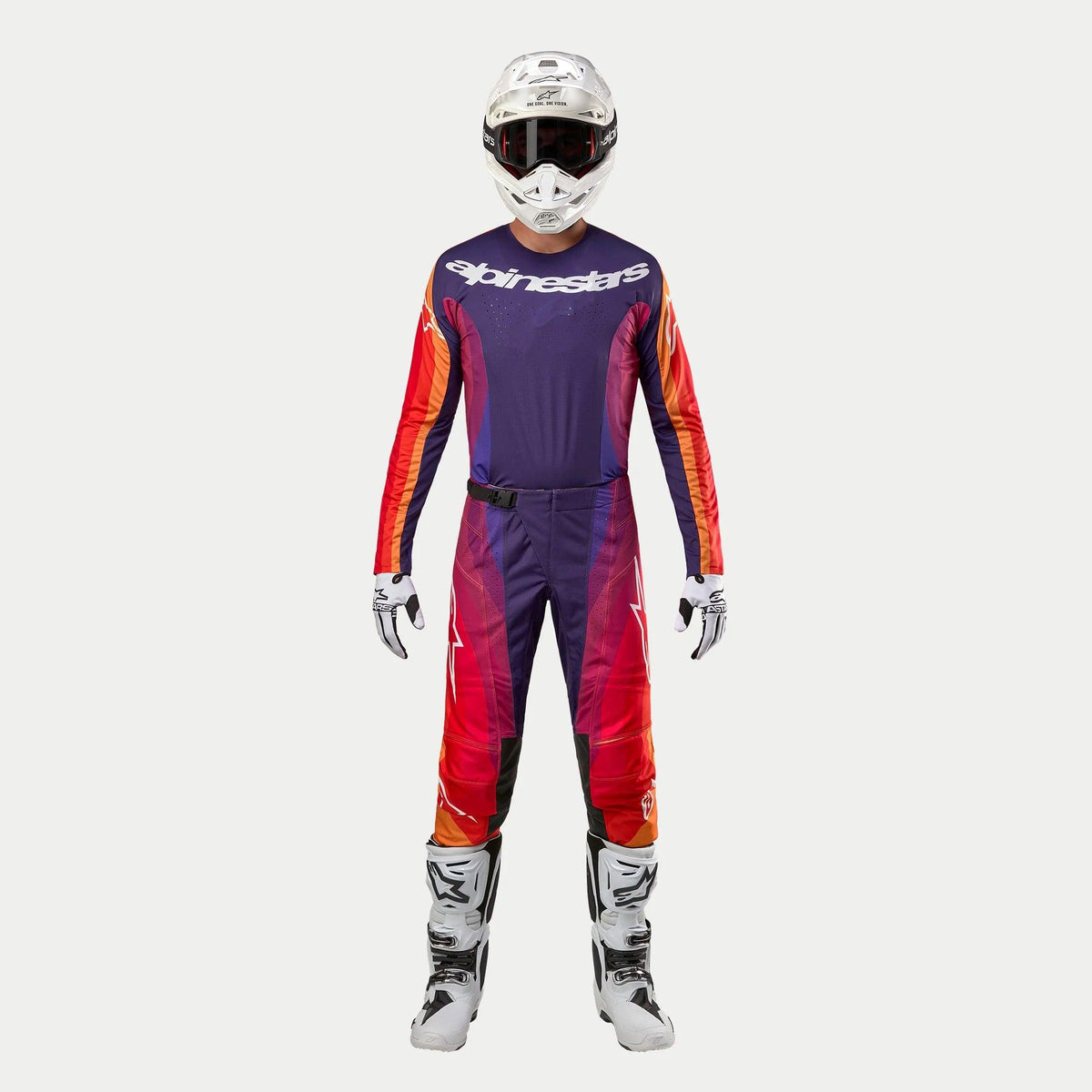 Tenue de motocross complète Alpinestars 2024 Techstar Pneuma, maillot et pantalon violet, orange et bleu foncé, casque blanc avec lunettes, gants et bottes assortis, équipement de course haute performance