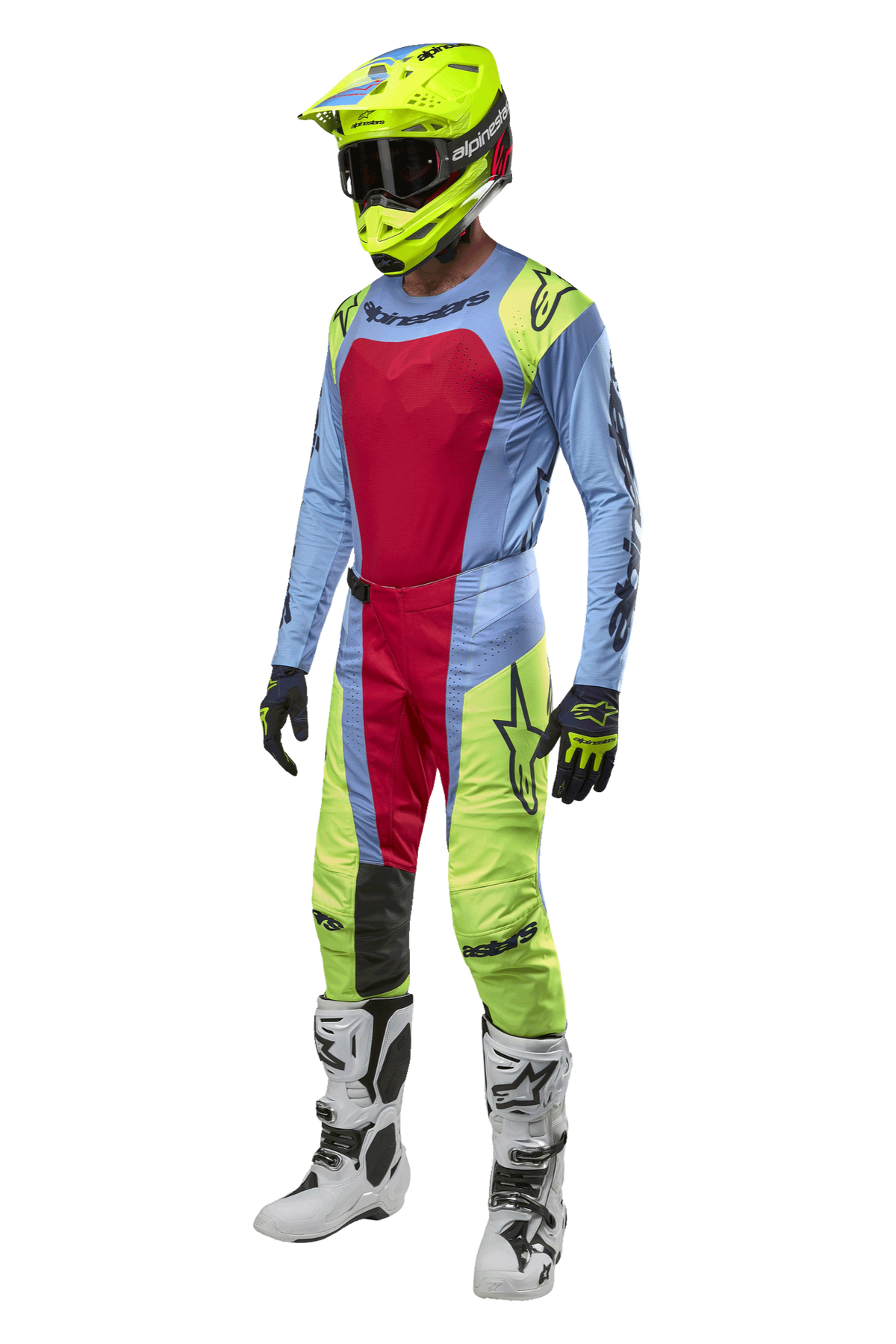 Maillot et ensemble d'équipement Alpinestars Techstar Ocuri 2024, pilote de motocross en tenue bleu clair, jaune fluo et rouge berry, incluant un casque jaune fluo, un pantalon assorti et des bottes blanches, tenue de course coordonnée pour la compétition tout-terrain