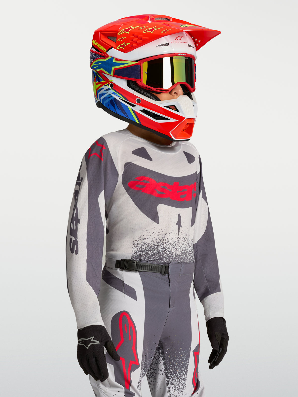 Maillot et ensemble Supertech Swan Junior 2027 d'Alpinestars, tenue de motocross grise et rouge pour enfant